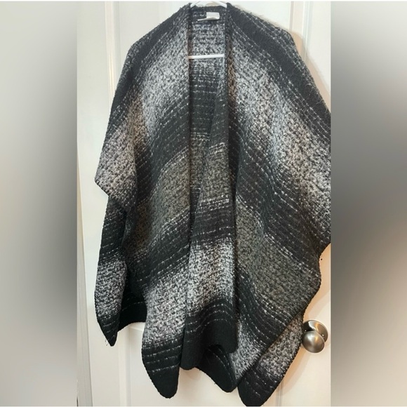 Woolrich Poncho - Picture 3 of 4